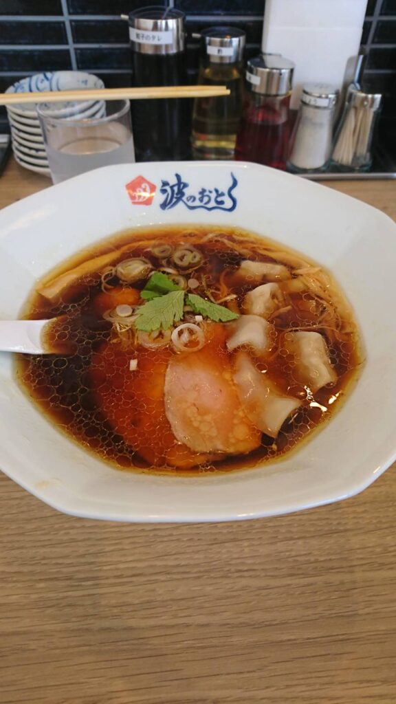 波のおと（福岡）の醤油ラーメン。やわらかいチャーシューと、三つ葉が添えられた一杯。