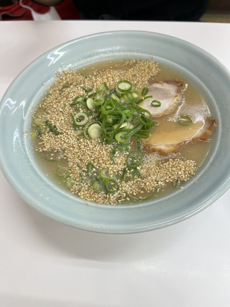 味心（福岡）の豚骨ラーメン。やわらかいチャーシューと、ごまがたっぷりかかった一杯。