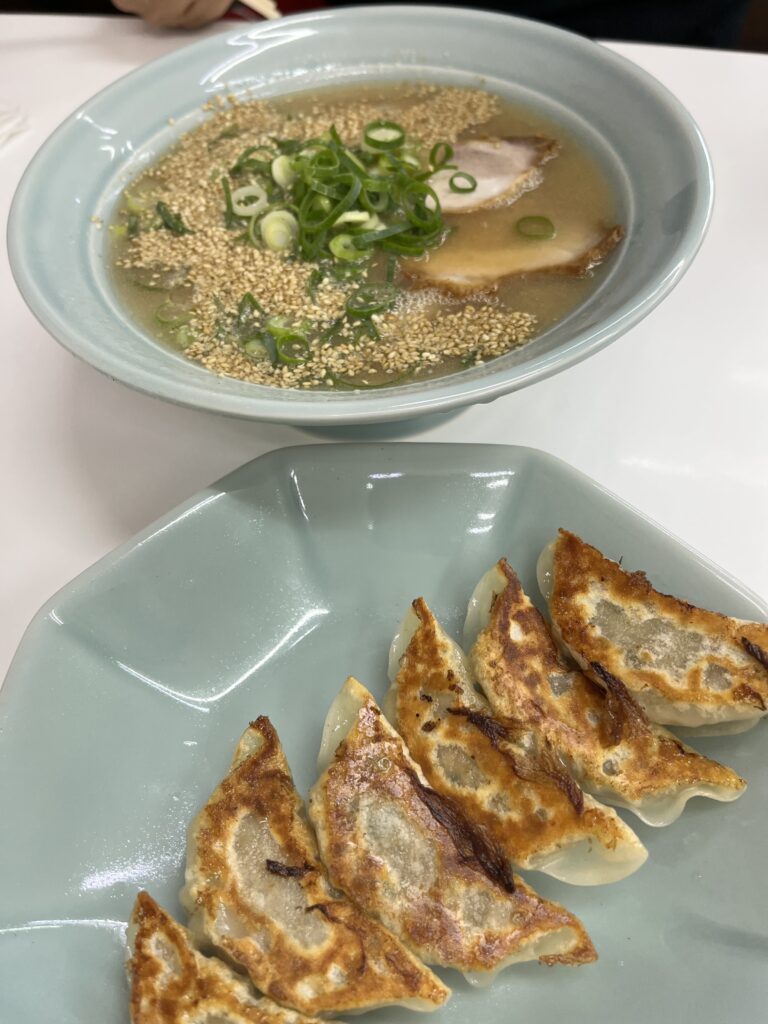 味心（福岡）の豚骨ラーメン。やわらかいチャーシューと、ごまがたっぷりかかった一杯と餃子。