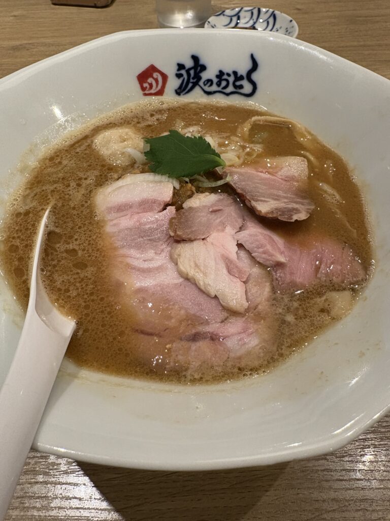 波のおとの味噌ラーメン。コクのある味噌スープに、ピンク色に仕上げたチャーシューと三つ葉をのせた力強い一杯。機関限定ラーメン