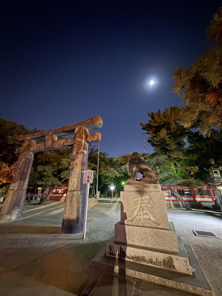 筥崎宮の「一ノ鳥居」の夜の風景。後ろにはお月様。