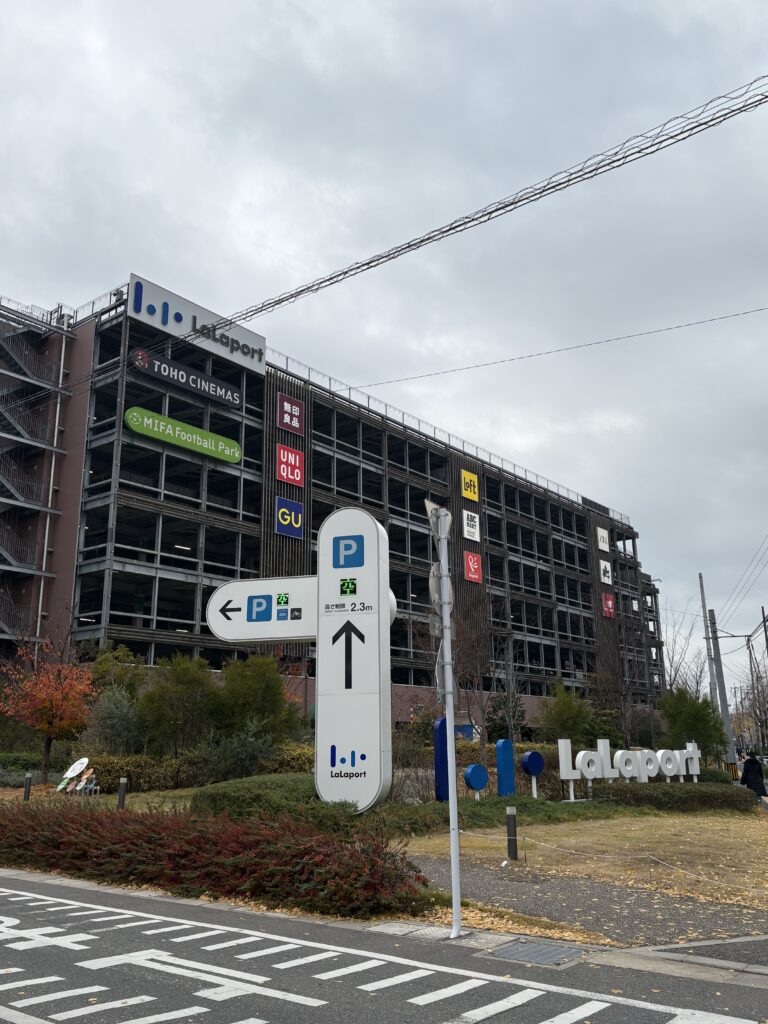 ららぽーと福岡の駐車場側外観。映画館や大型店舗が入る複合商業施設