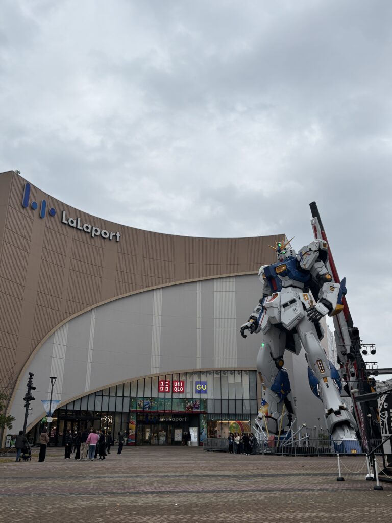 ららぽーと福岡の外観と実物大ガンダム立像。大人も子どもも楽しめる人気スポット