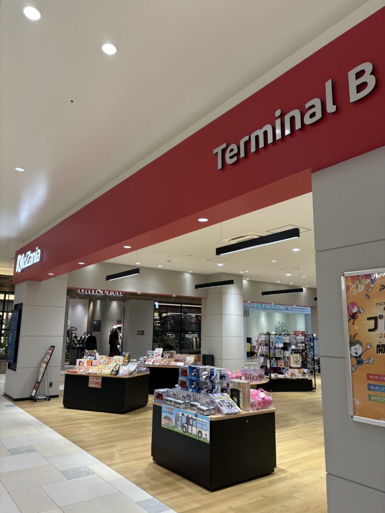 キッザニア福岡のターミナルB付近。館内ショップや案内エリアの様子