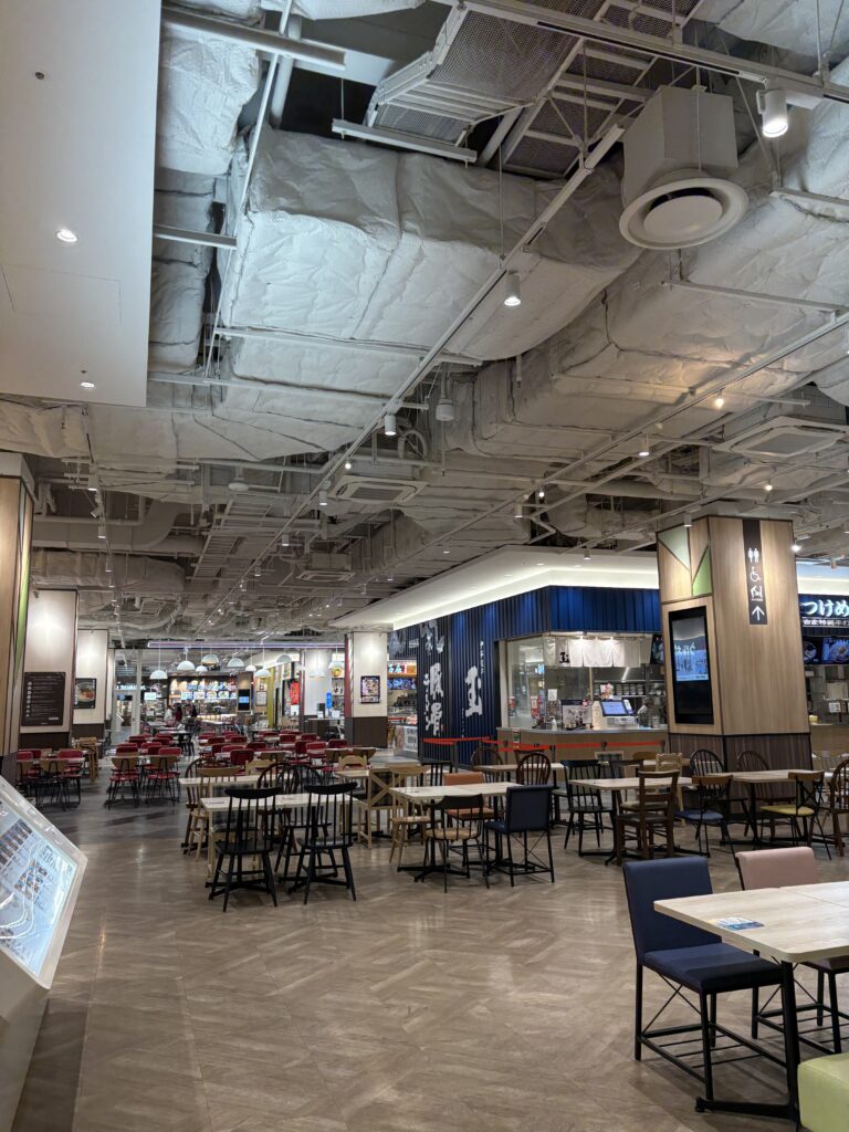 ららぽーと福岡のフードコート内観。元旦でも食事しやすい屋内スペース