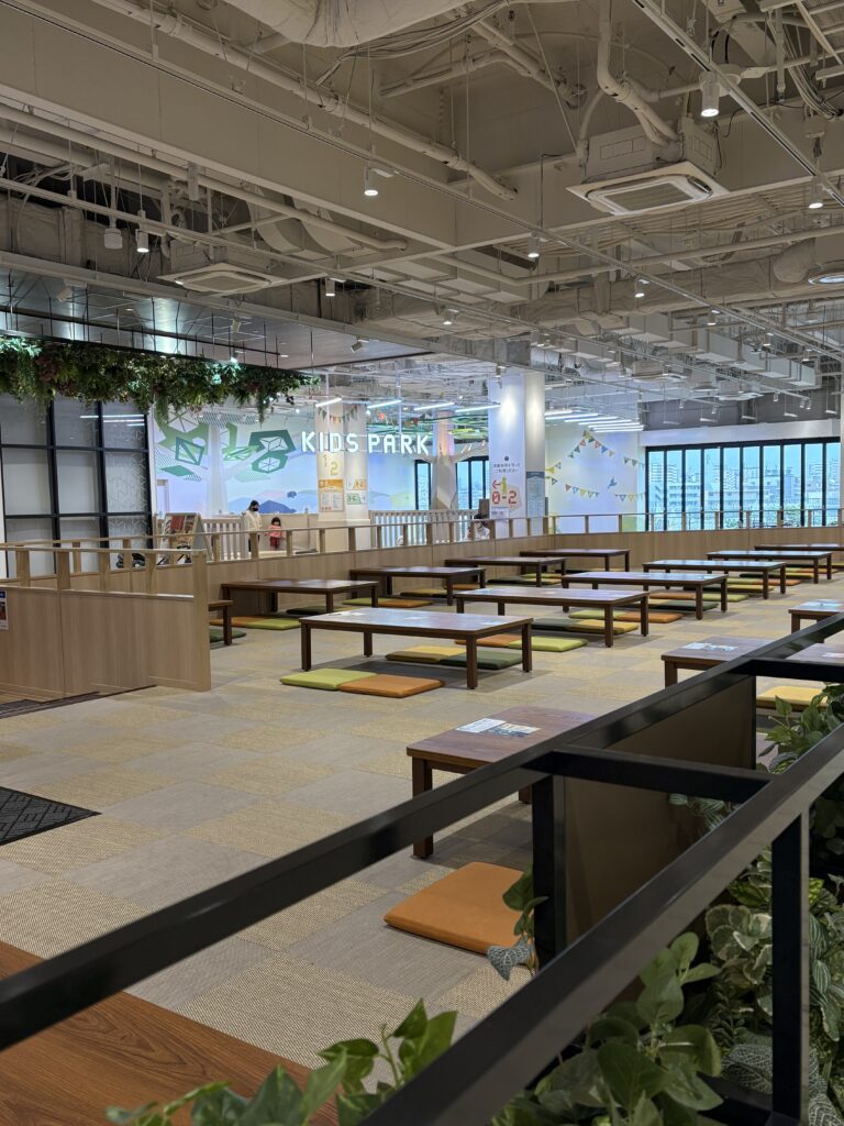 ららぽーと福岡のフードコートの座敷スペース。奥にはキッズパーク。お子連れに優しいエリア。