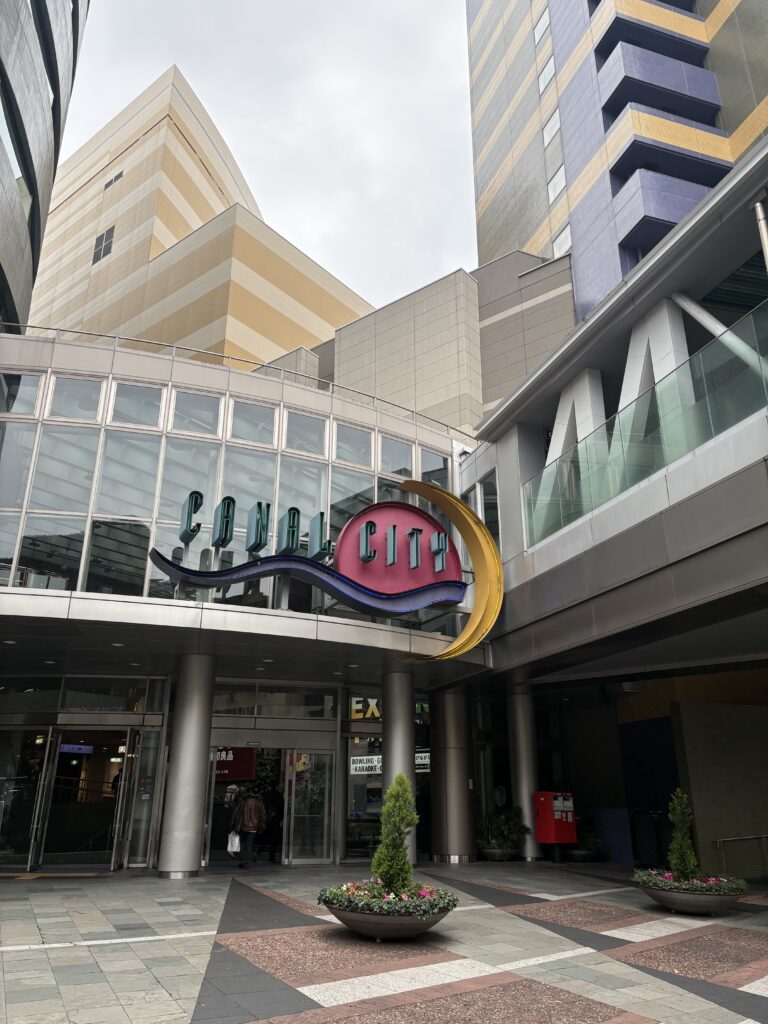キャナルシティ博多の正面エントランス。元旦から営業している店舗もあり大人も子どもも立ち寄りやすい施設