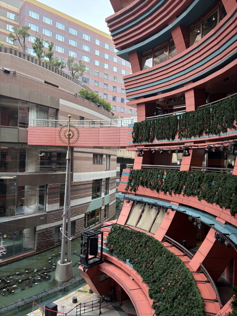 キャナルシティ博多の吹き抜けエリアの景色。屋内外を歩きながら楽しめる複合商業施設