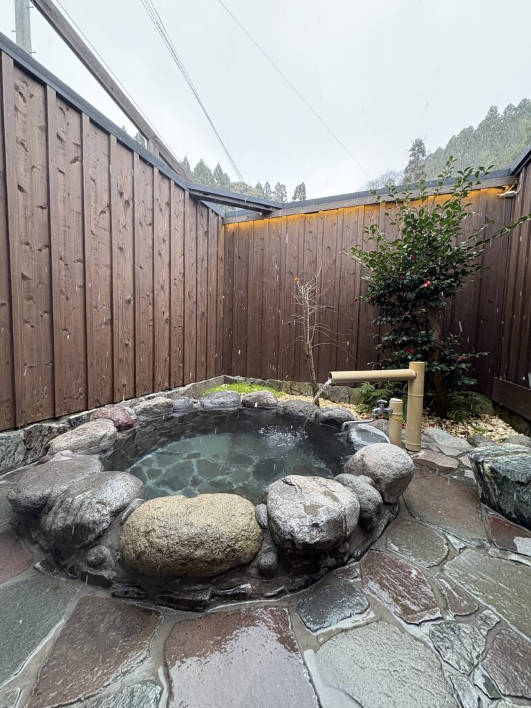 雪の日の平山温泉 名花 BIJINNOYU 家族風呂露天風呂