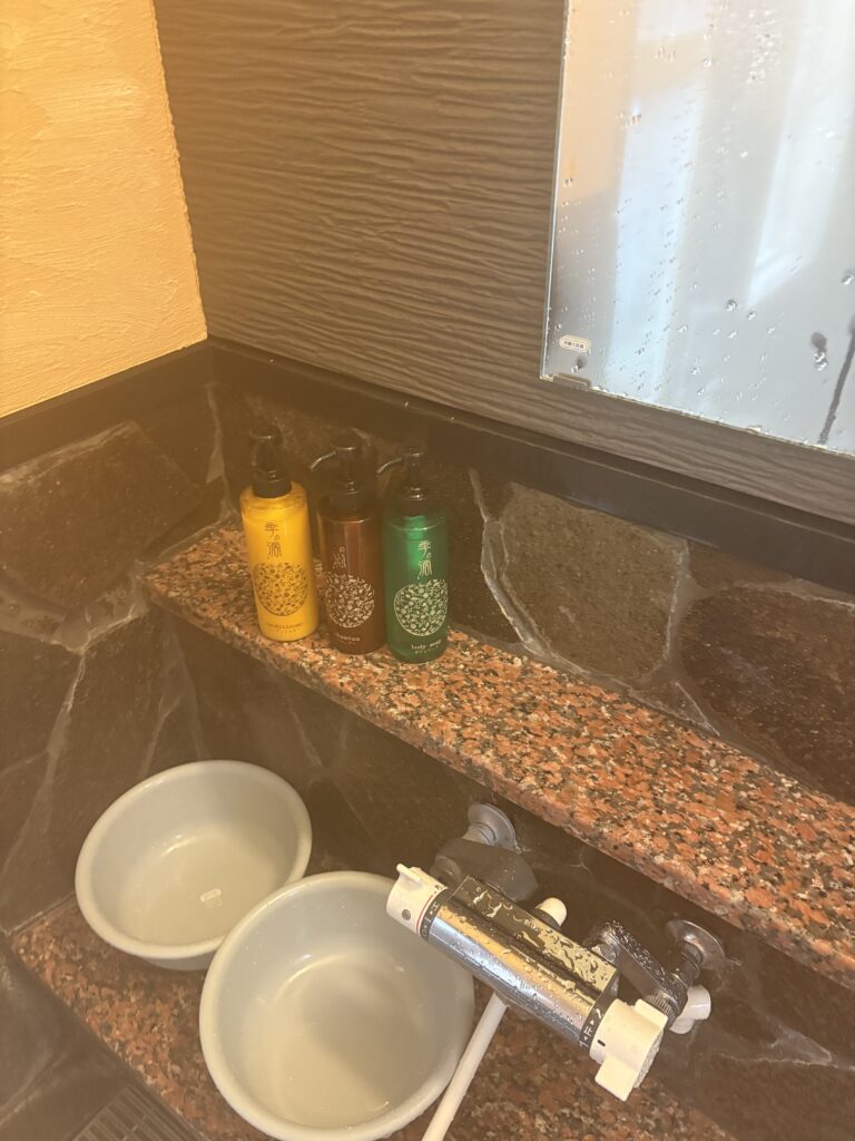 平山温泉 名花 BIJINNOYU 家族風呂に設置された、シャンプー、ボディーソープ