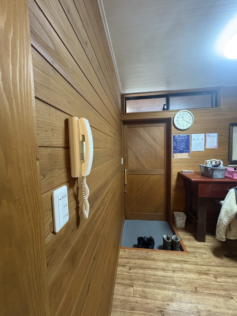 平山温泉 名花 BIJINNOYU 家族風呂の脱衣所と洗面スペース