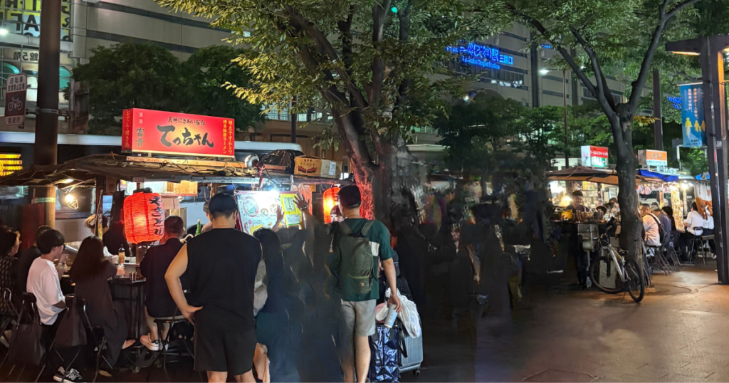 福岡・天神の屋台街の夜景。観光客でにぎわう福岡旅行の定番風景