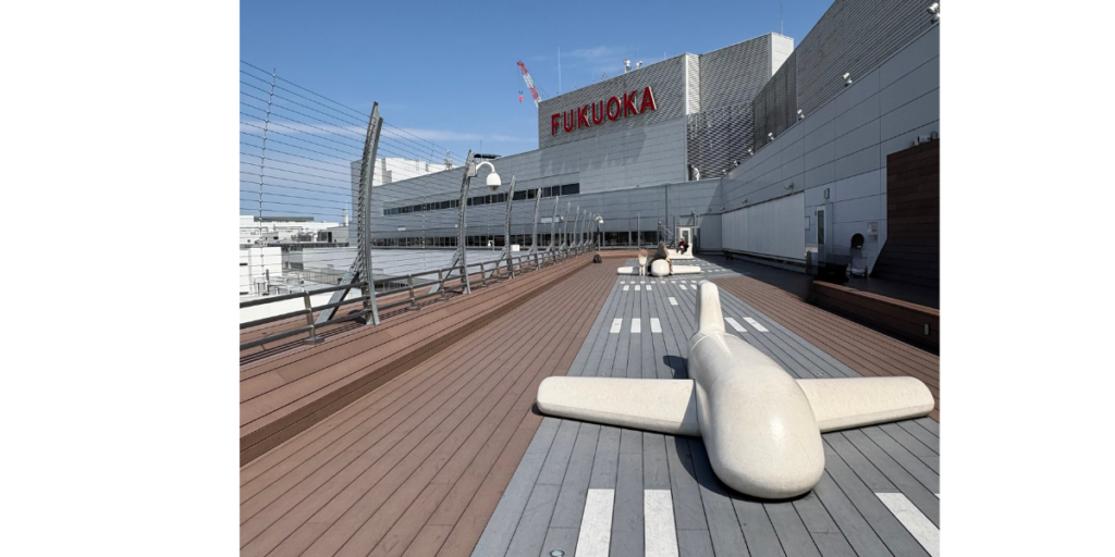 福岡空港 展望デッキ 4階 飛行機 滑走路 近い 景色
福岡空港 展望デッキ 屋上 ベンチ 飛行機 見える