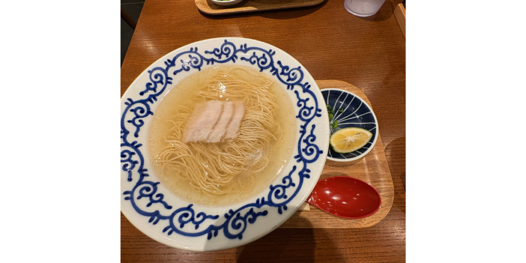 豚そば月や福岡空港店のクリア豚骨ラーメンの画像