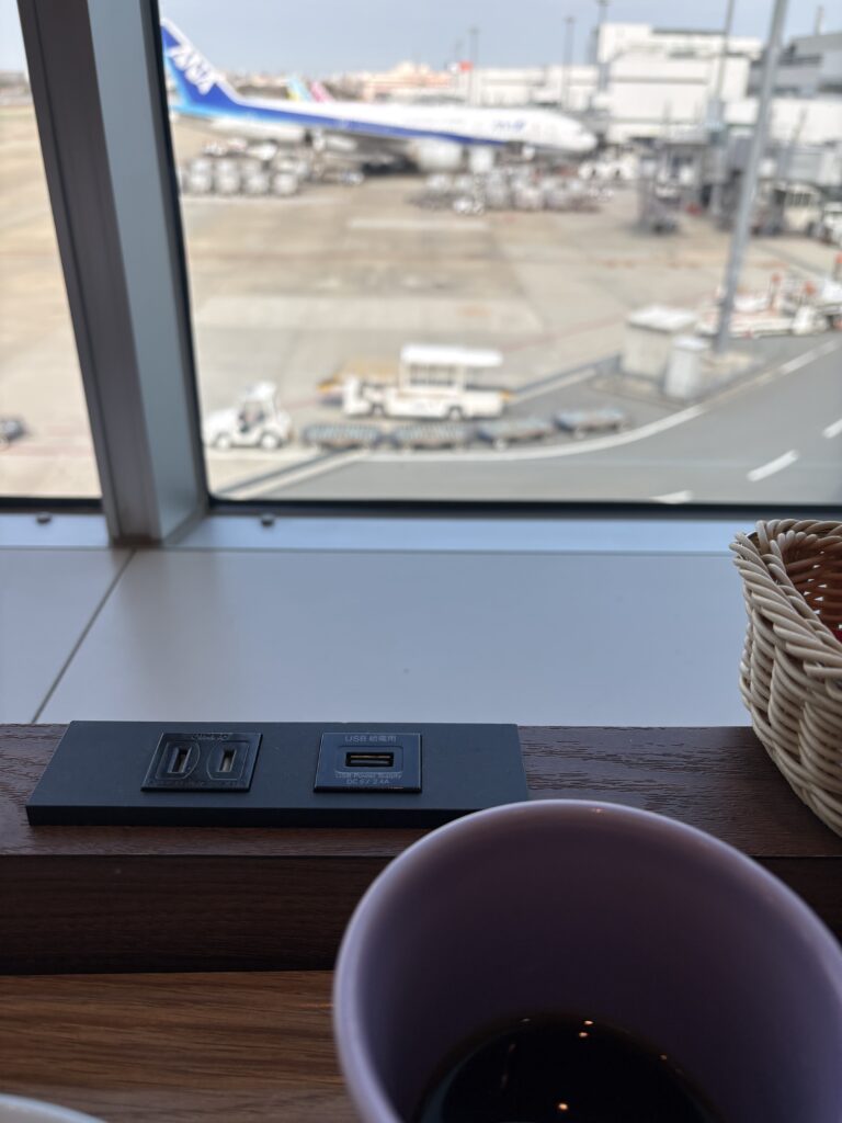 カフェにあるコンセントとUSBケーブルの設置されている画像