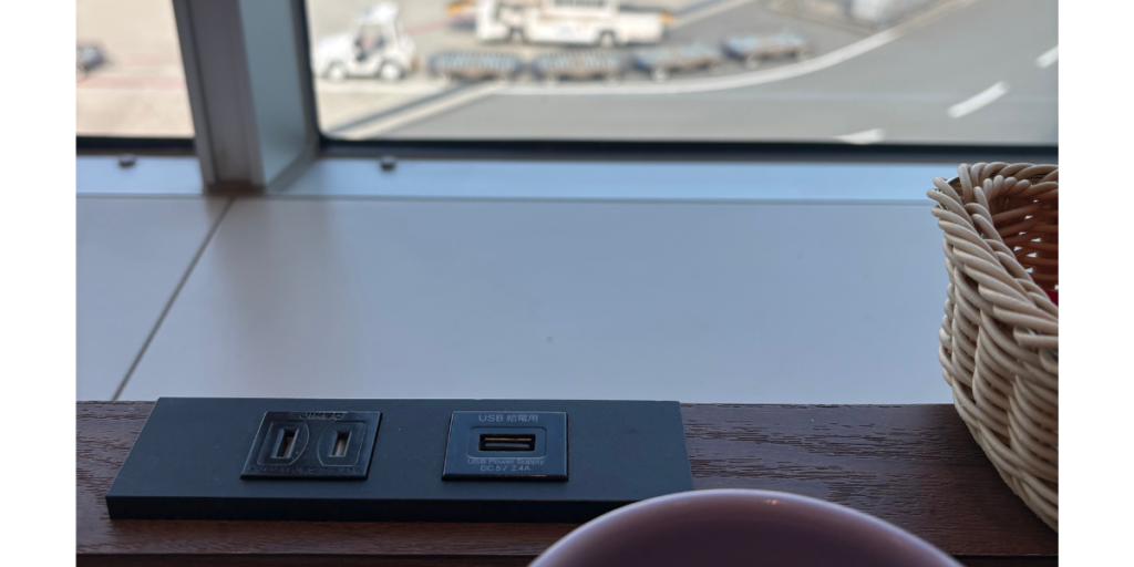 カフェにあるコンセントとUSBケーブルの設置されている画像