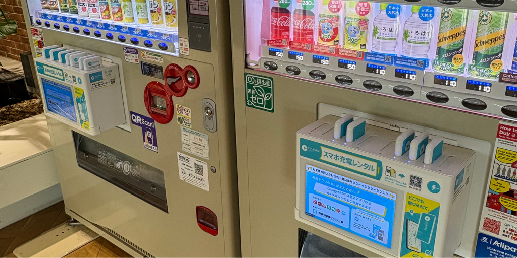 福岡空港の国内線ターミナル4階にある自販機に、レンタルスポットが併設されている画像