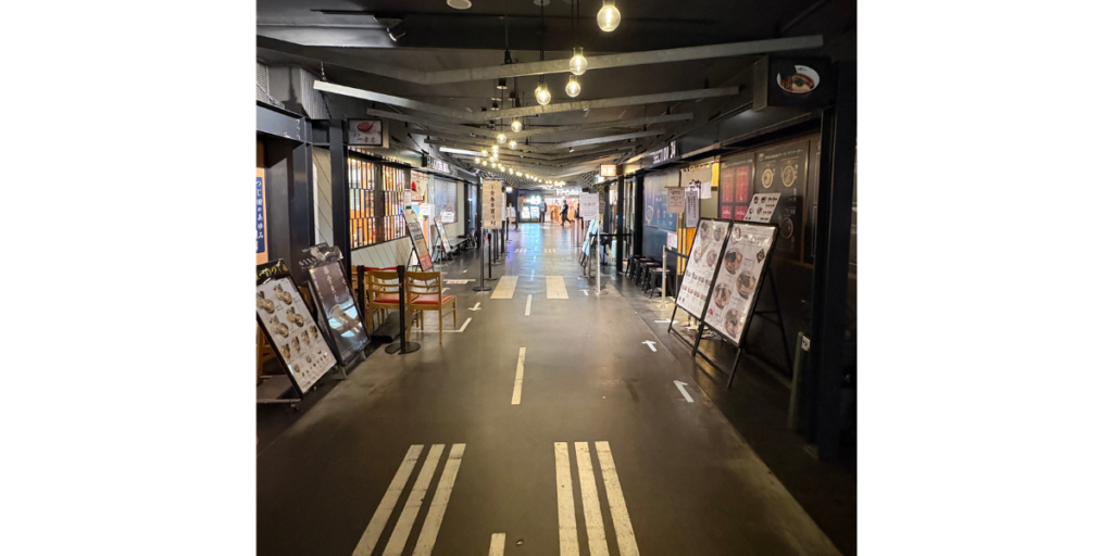 ラーメン滑走路の通路と店舗の並び（福岡空港）