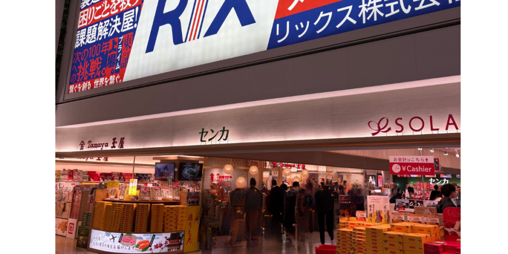 福岡空港国内線北側エリアお土産売り場全体の写真