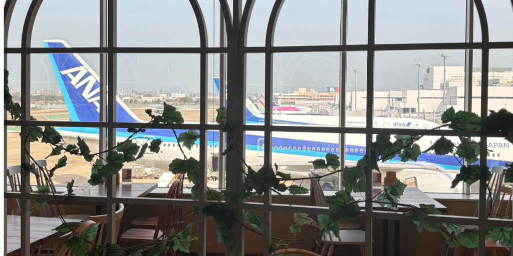 福岡空港のカフェから見える飛行機